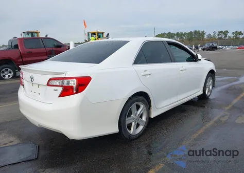 2014 Toyota Camry Se z USA, uszkodzony, nr VIN 4T1BF1FK9EU822717